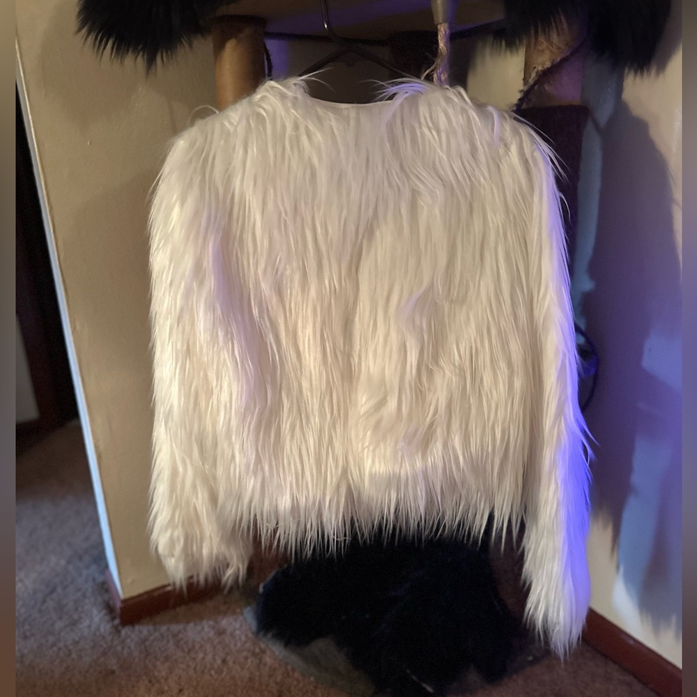 Women’s White Imitation Fur Coat. Size XXL. SEE ALL PHOTOS! - Picture 7 of 8
